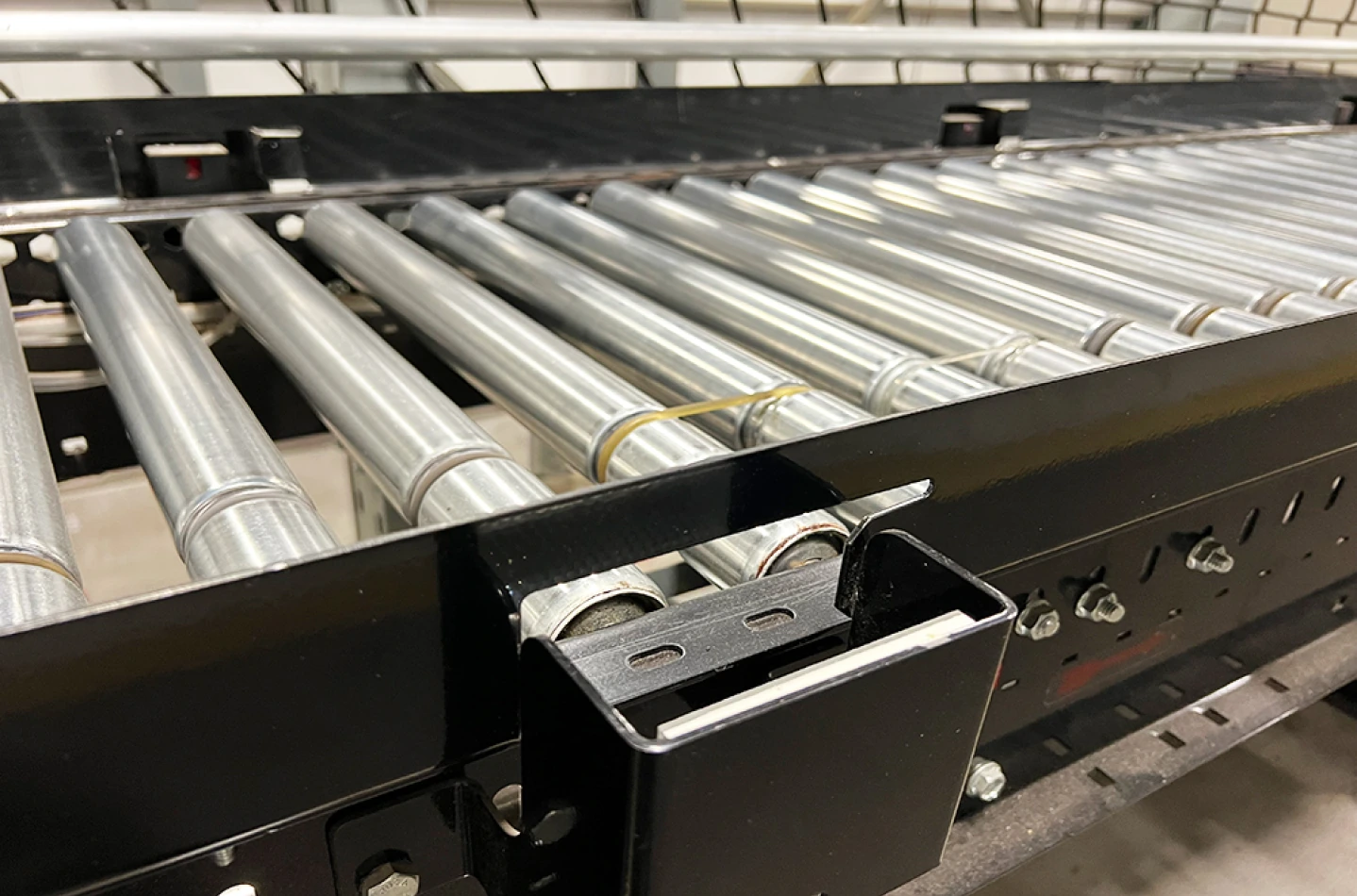 Minimum pressure accumulation conveyor