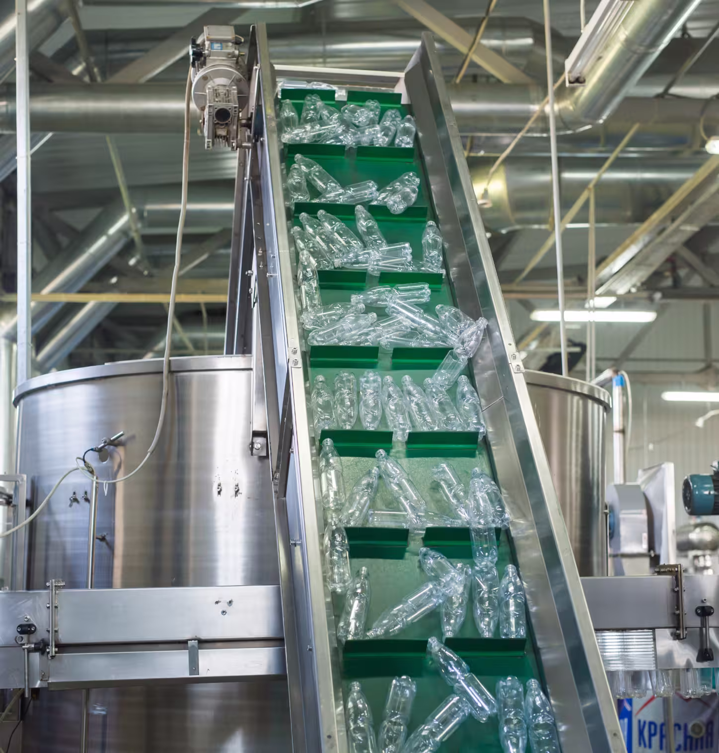 Belt conveyor system moving packages through warehouse distribution center â MWS